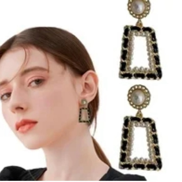 Cider Chain Pearl Earrings - Picture 6 of 16